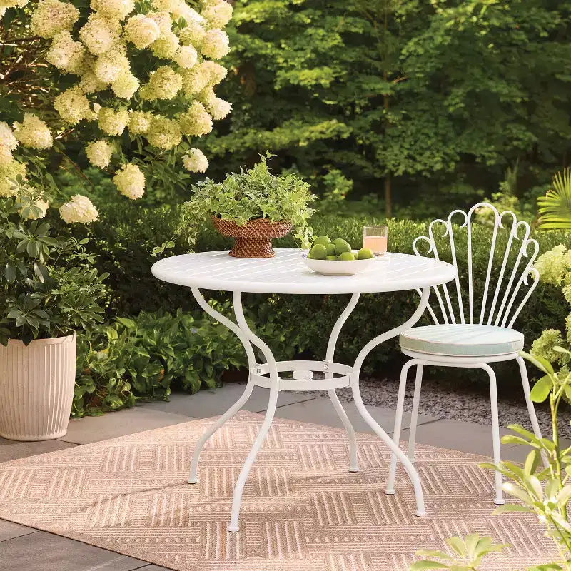 Table de bistrot ronde d'extérieur en métal blanc - Threshold designed with Studio McGee