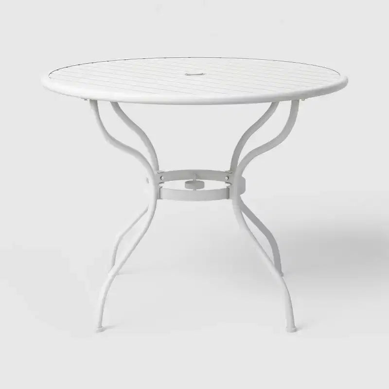 Table de bistrot ronde d'extérieur en métal blanc - Threshold designed with Studio McGee