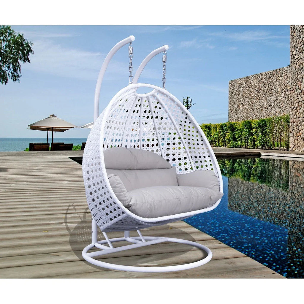 LeisureMod Fauteuil suspendu œuf 2 places avec support - Balançoire / hamac de patio en rotin osier pour extérieur/intérieur avec coussins