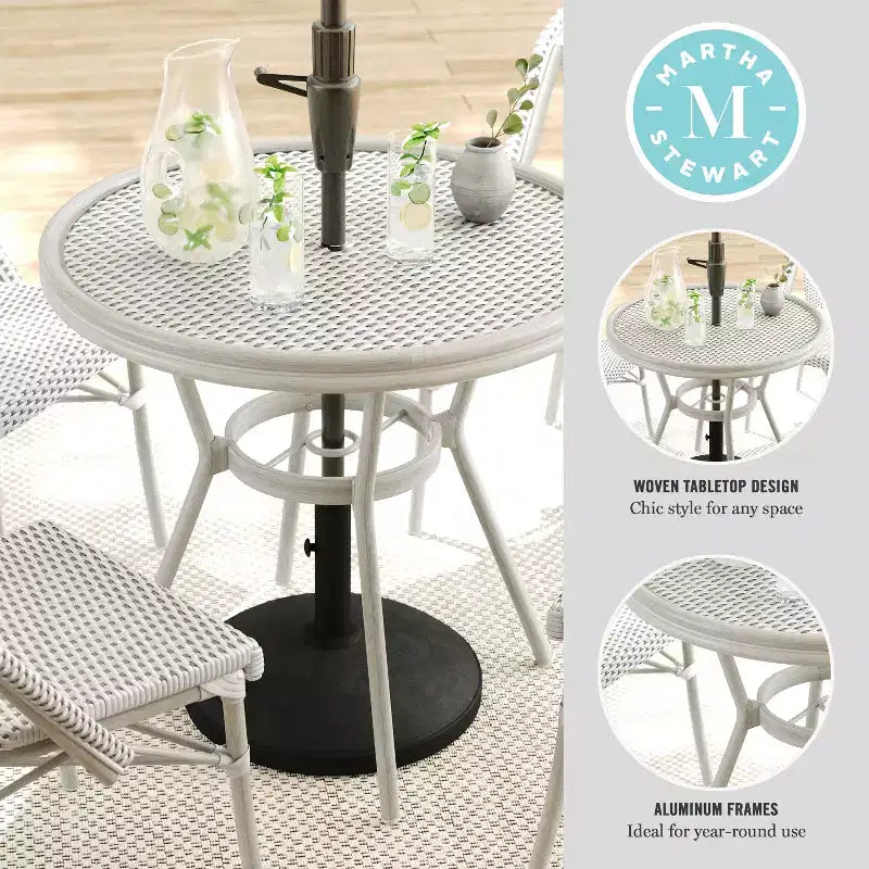 Table de bistrot ronde d'intérieur/extérieur Martha Stewart Lily Pond 31 avec cadre en aluminium effet bois et plateau en rotin tressé