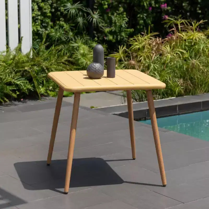 Table de bistro de patio Urban Elements, résine recyclée et pieds finition teck, jaune