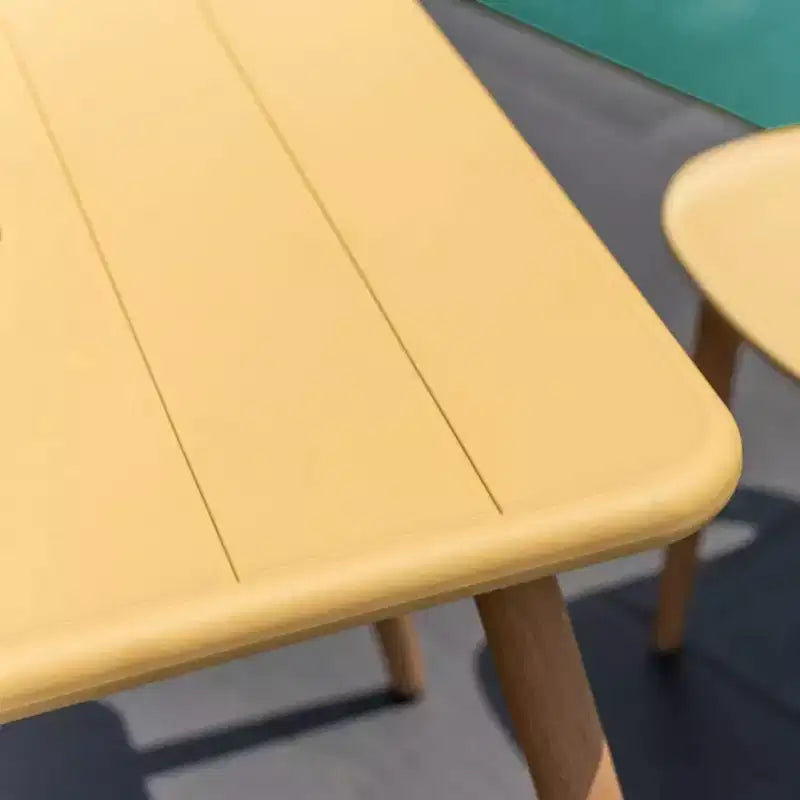 Table de bistro de patio Urban Elements, résine recyclée et pieds finition teck, jaune