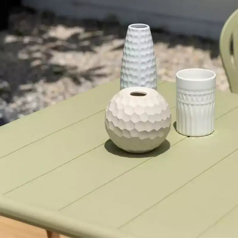 Table de bistrot urbaine en résine recyclée et pieds finition teck – vert