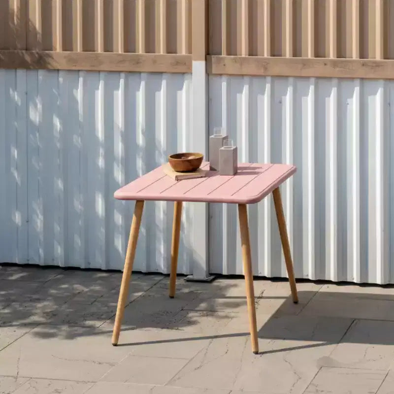 Table de bistrot d'extérieur Urban Elements avec plateau en résine recyclée, pieds finition teck, rose