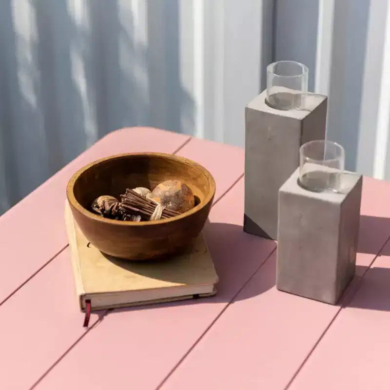 Table de bistrot d'extérieur Urban Elements avec plateau en résine recyclée, pieds finition teck, rose