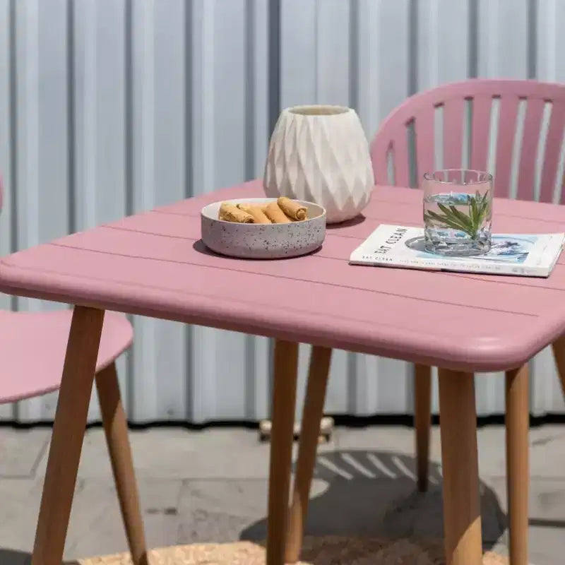 Table de bistrot d'extérieur Urban Elements avec plateau en résine recyclée, pieds finition teck, rose