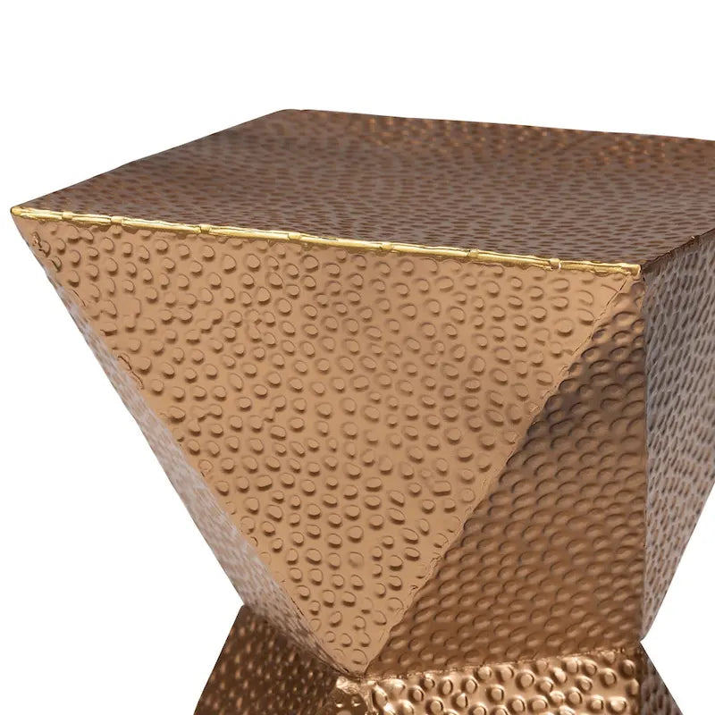 Table d'appoint texturée Pacey en métal - Table d'appoint géométrique dorée avec silhouette en forme de sablier pour usage intérieur ou semi-extérieur