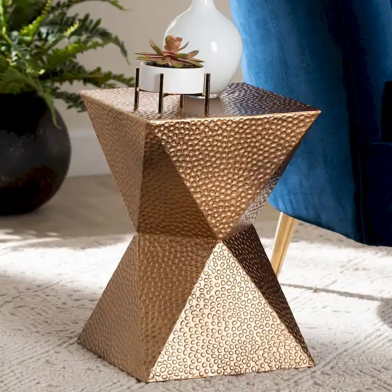 Table d'appoint texturée Pacey en métal - Table d'appoint géométrique dorée avec silhouette en forme de sablier pour usage intérieur ou semi-extérieur