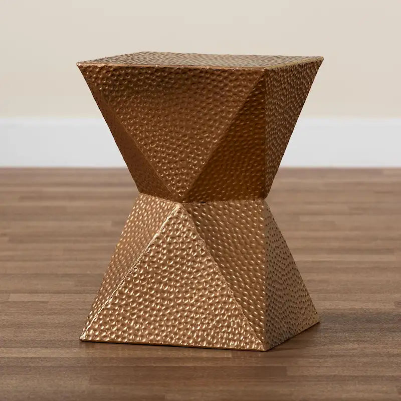 Table d'appoint texturée Pacey en métal - Table d'appoint géométrique dorée avec silhouette en forme de sablier pour usage intérieur ou semi-extérieur