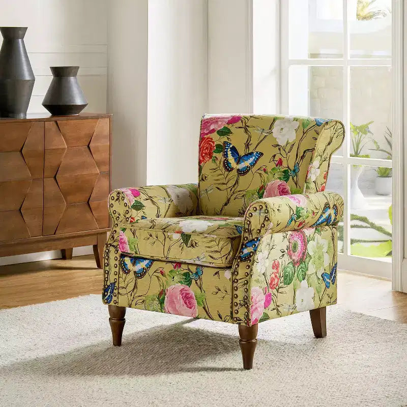 Fauteuil en bois traditionnel Araceli, rembourré à motifs floraux, avec dossier à oreilles et garniture cloutée | ART OF LIVING DESIGNS
