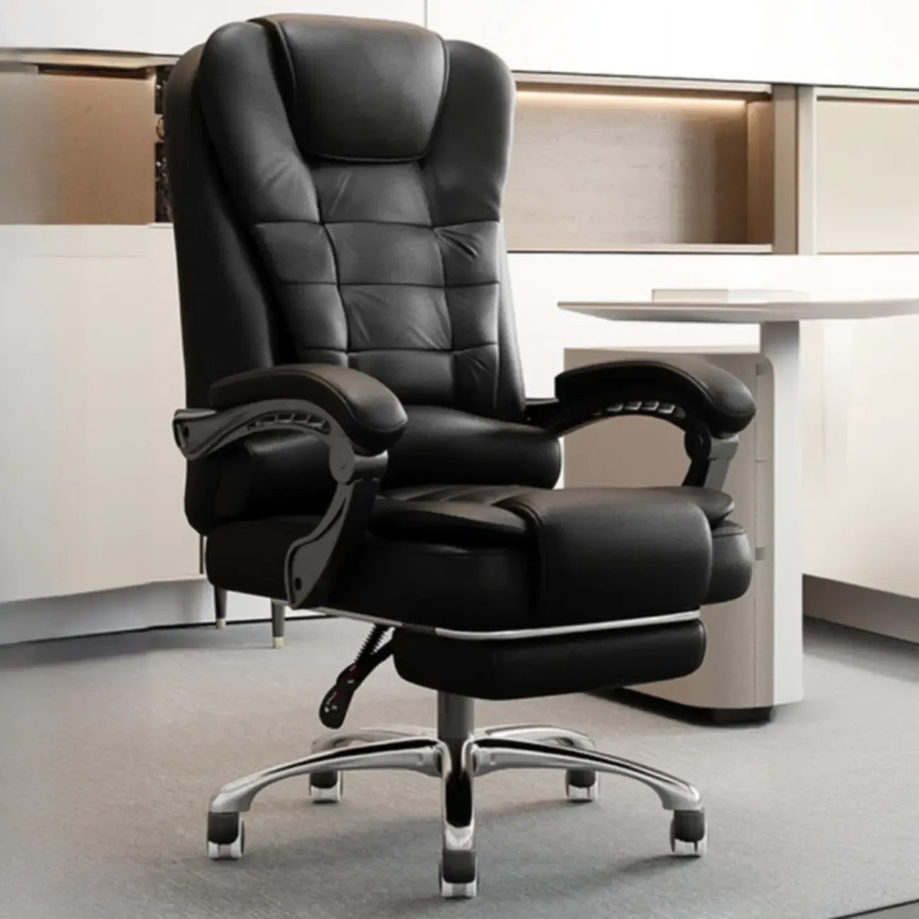 Chaise de bureau pivotante ergonomique en cuir noir avec repose-pieds