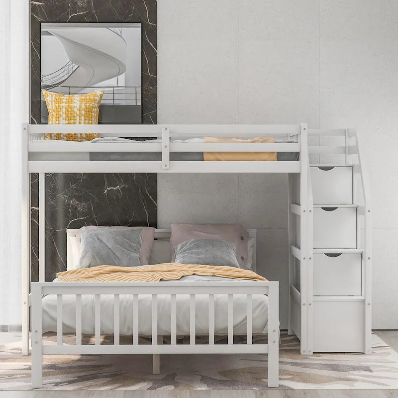 Lit mezzanine double sur lit double en bois avec escalier, balustrades hautes et échelle