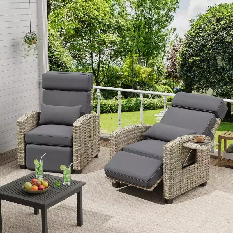 Chaise longue d'extérieur, chaises de patio inclinables avec dossier et repose-pieds réglables, chaise longue en osier jusqu'à 150° avec table escamotable