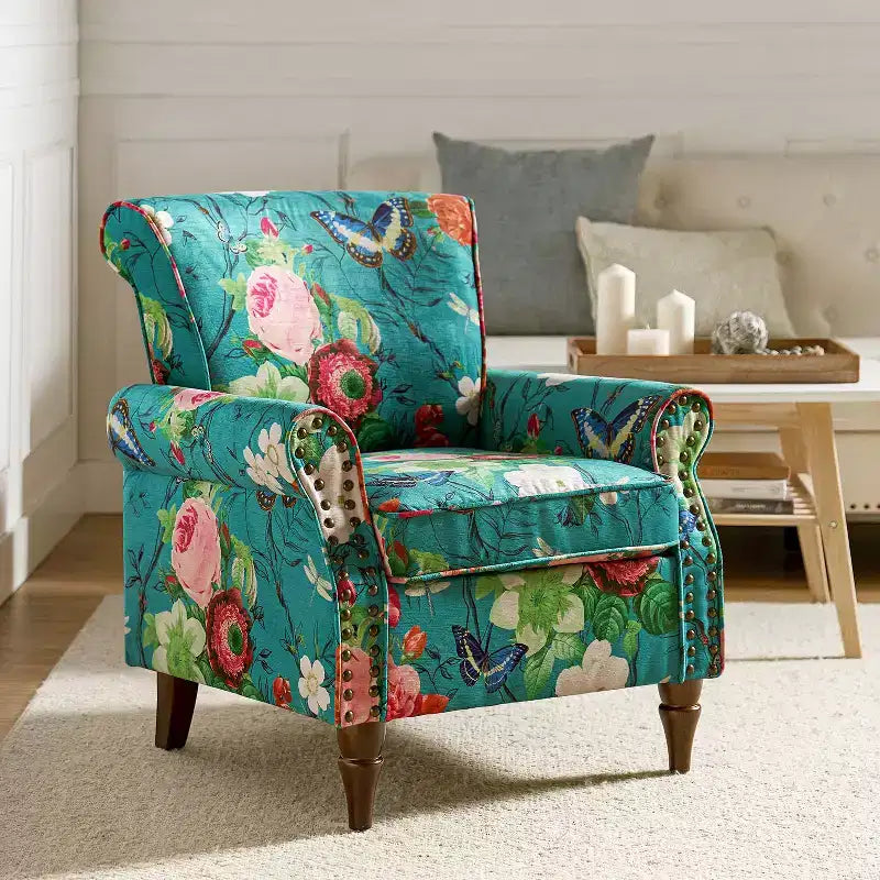 Fauteuil en bois traditionnel Araceli, rembourré à motifs floraux, avec dossier à oreilles et garniture cloutée | ART OF LIVING DESIGNS