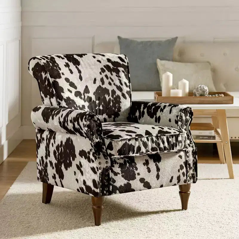 Fauteuil en bois traditionnel Araceli, rembourré à motifs floraux, avec dossier à oreilles et garniture cloutée | ART OF LIVING DESIGNS