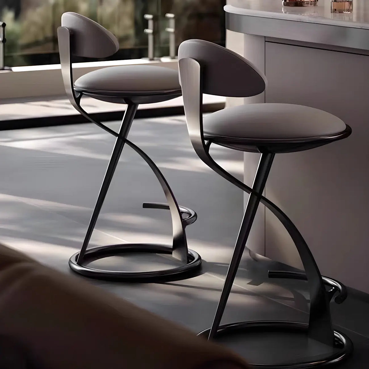 Tabouret de bar élégant en cuir beige avec cadre en métal doré de luxe