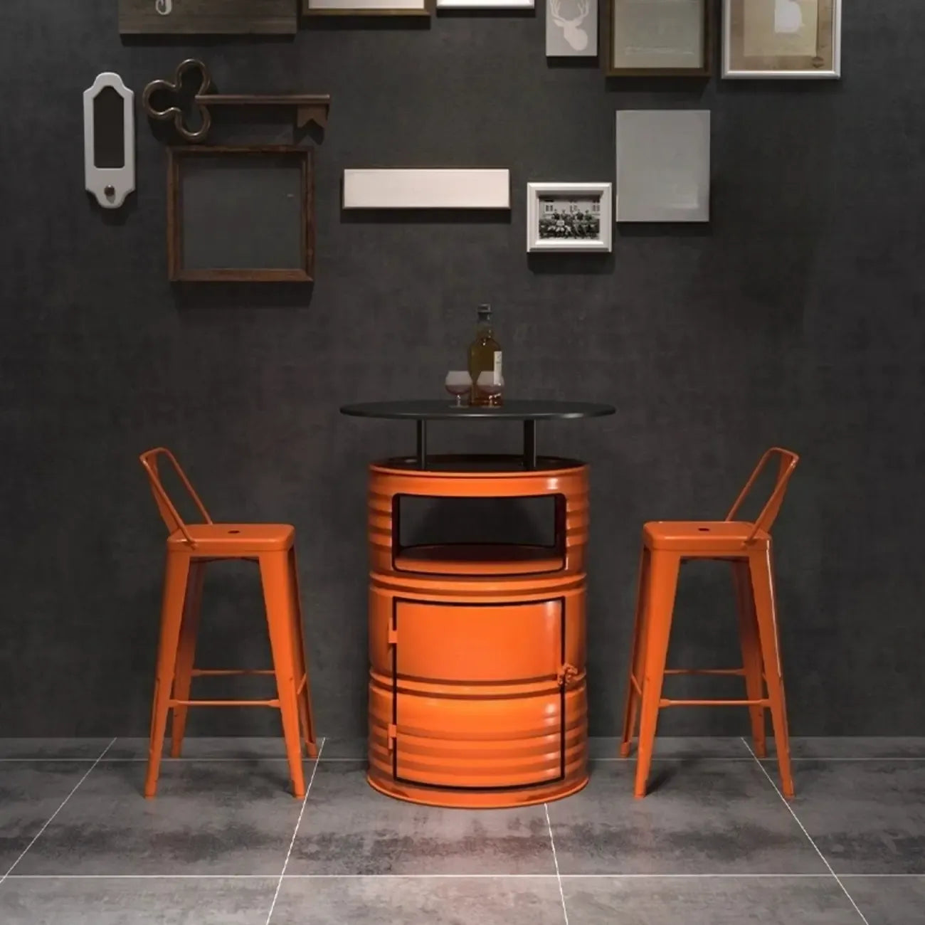 Tables de bar de rangement en fûts métalliques industriels noirs et orange