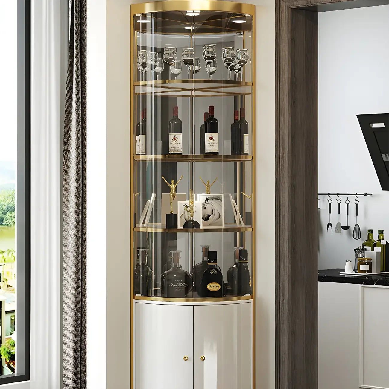 Vitrine d'angle arrondie en métal doré, verre et finition brillante Glam