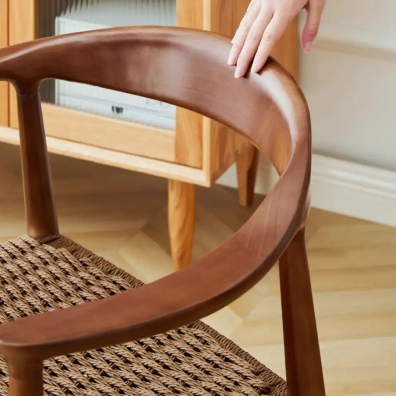 Chaise de salle à manger scandinave incurvée en bois tressé avec accoudoirs