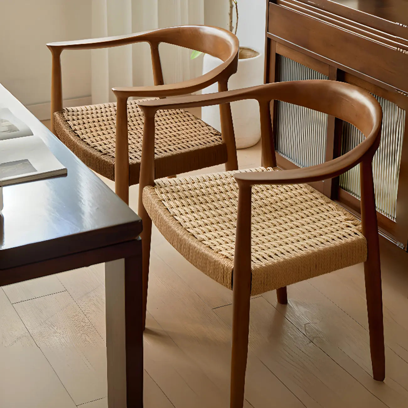 Chaise de salle à manger scandinave incurvée en bois tressé avec accoudoirs