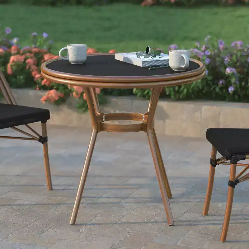 Table de style bistrot Massalia Emma & Oliver, de 80 cm, pour l'intérieur et l'extérieur, avec textilène, plateau en verre et cadre en métal finition bambou
