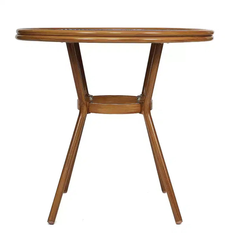 Table de style bistrot Celia de Merrick Lane avec plateau en verre trempé, rotin PE et cadre en métal finition bambou pour usage intérieur/extérieur.