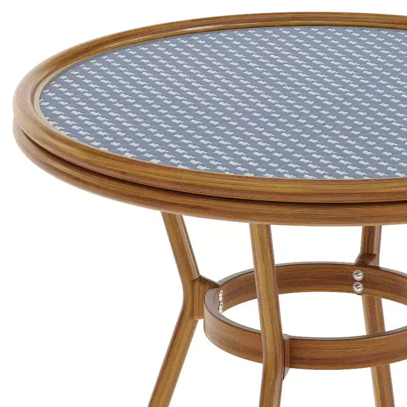 Table de style bistrot Celia de Merrick Lane avec plateau en verre trempé, rotin PE et cadre en métal finition bambou pour usage intérieur/extérieur.