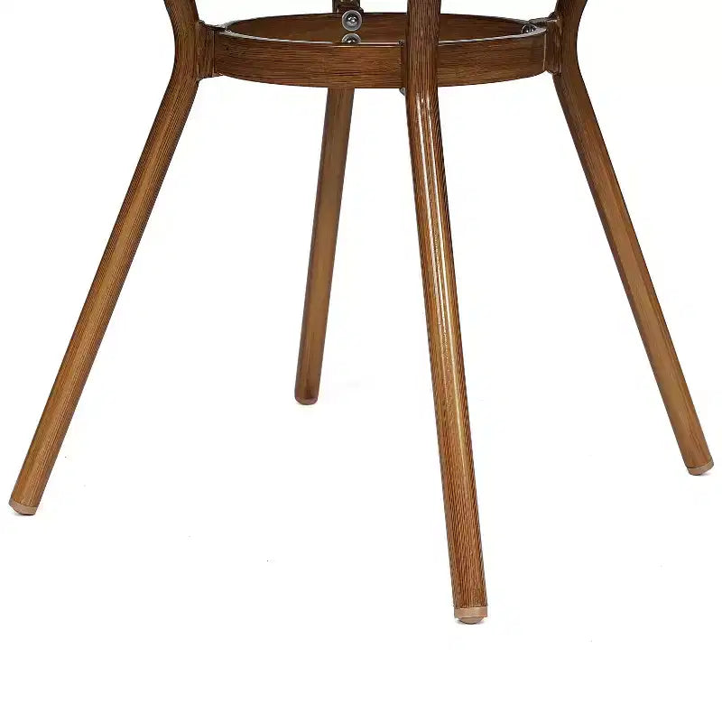 Table de style bistrot Celia de Merrick Lane avec plateau en verre trempé, rotin PE et cadre en métal finition bambou pour usage intérieur/extérieur.