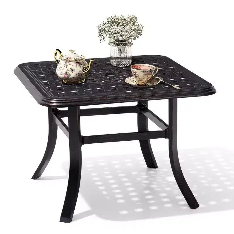 Table d'appoint de terrasse Crestlive Products en fonte d'aluminium, carrée, antirouille, avec trou pour parasol, table basse bistrot 24 pouces noire avec points bronze