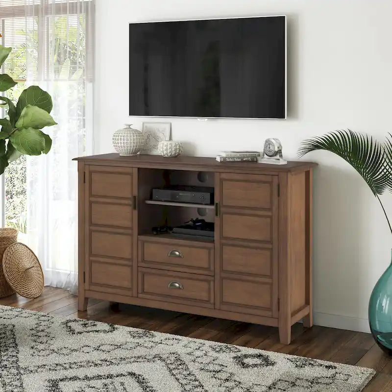 WYNDENHALL Portland Meuble TV média de style transitoire en BOIS MASSIF de 137 cm de large pour téléviseurs jusqu'à 60 pouces - 137 L x 44,5 P x 91,5 H cm