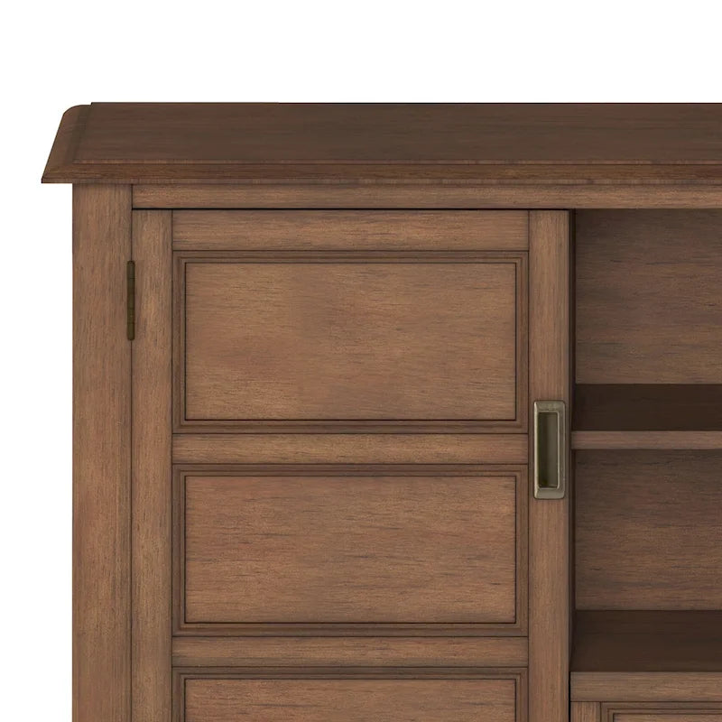 WYNDENHALL Portland Meuble TV média de style transitoire en BOIS MASSIF de 137 cm de large pour téléviseurs jusqu'à 60 pouces - 137 L x 44,5 P x 91,5 H cm