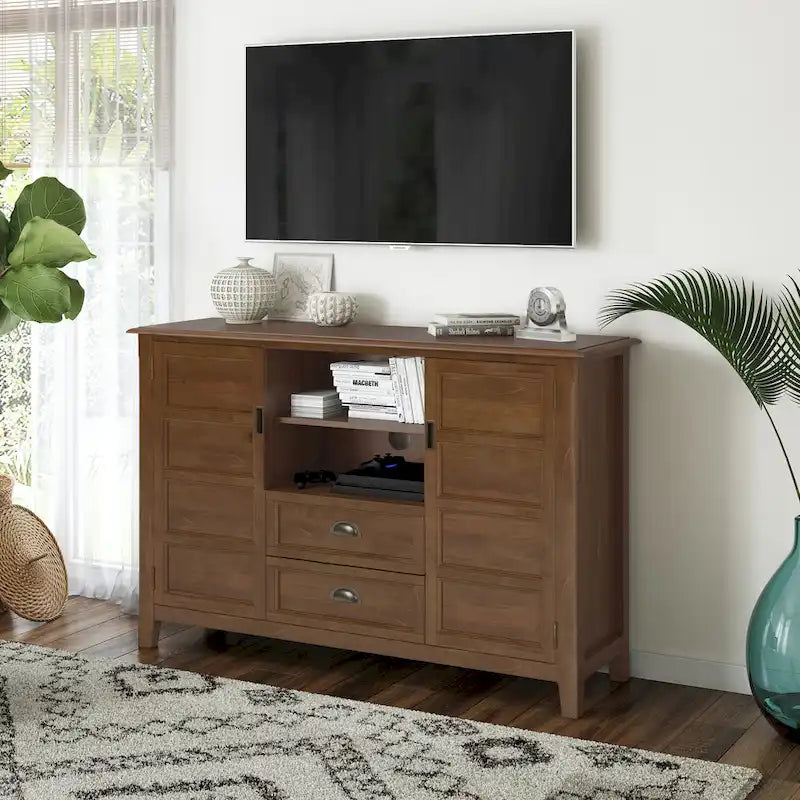 WYNDENHALL Portland Meuble TV média de style transitoire en BOIS MASSIF de 137 cm de large pour téléviseurs jusqu'à 60 pouces - 137 L x 44,5 P x 91,5 H cm