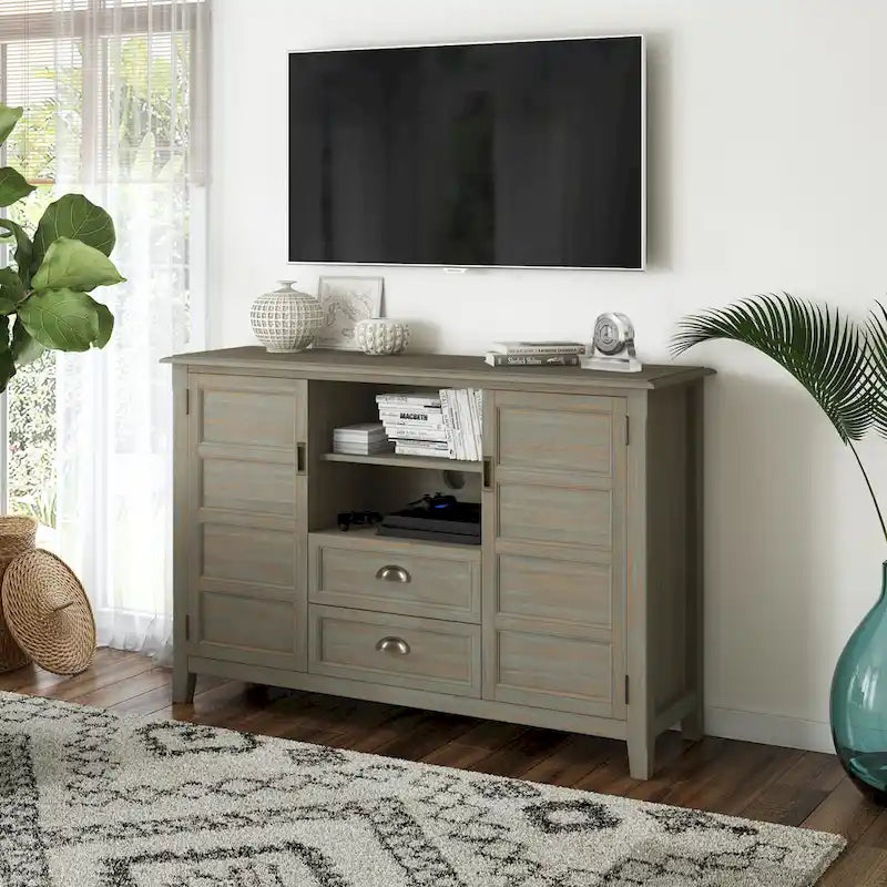 WYNDENHALL Portland Meuble TV média de style transitoire en BOIS MASSIF de 137 cm de large pour téléviseurs jusqu'à 60 pouces - 137 L x 44,5 P x 91,5 H cm