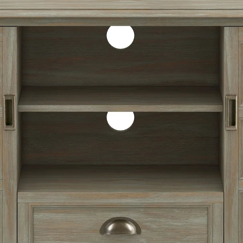 WYNDENHALL Portland Meuble TV média de style transitoire en BOIS MASSIF de 137 cm de large pour téléviseurs jusqu'à 60 pouces - 137 L x 44,5 P x 91,5 H cm