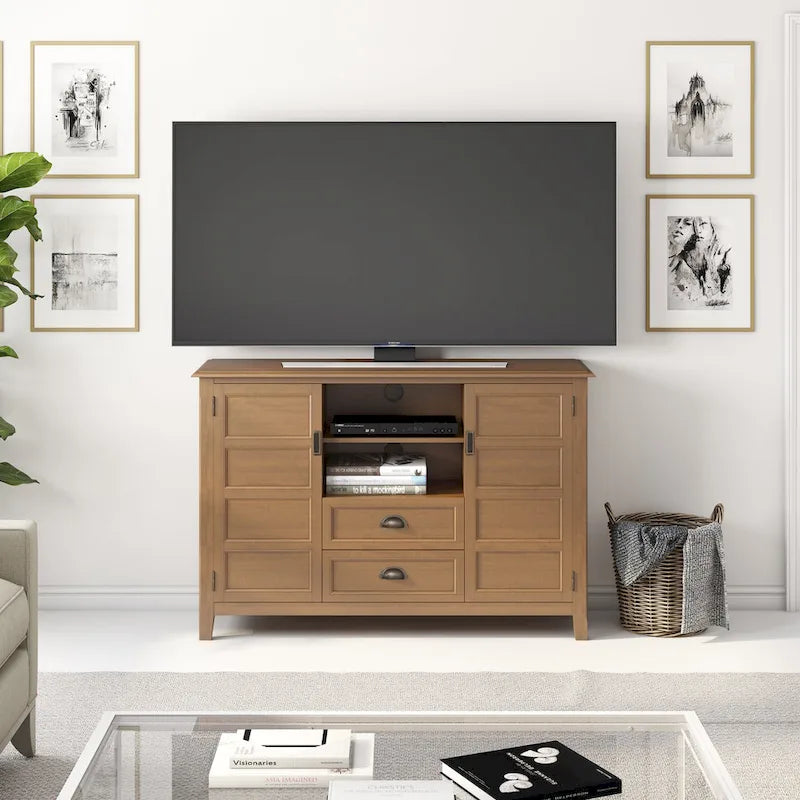 WYNDENHALL Portland Meuble TV média de style transitoire en BOIS MASSIF de 137 cm de large pour téléviseurs jusqu'à 60 pouces - 137 L x 44,5 P x 91,5 H cm