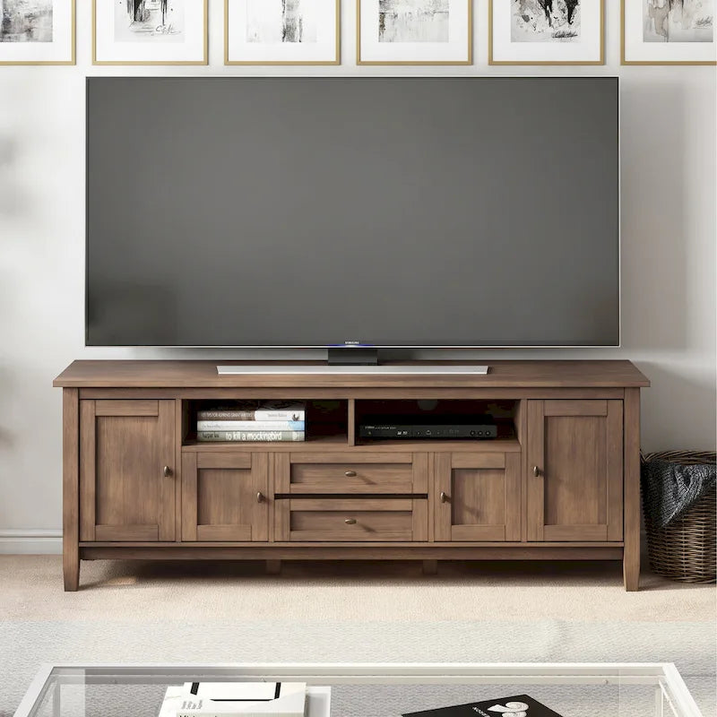 Meuble TV WYNDENHALL Norfolk en BOIS MASSIF de 72 pouces de large pour téléviseurs jusqu'à 80 pouces - 72 L x 17,5 P x 26 H