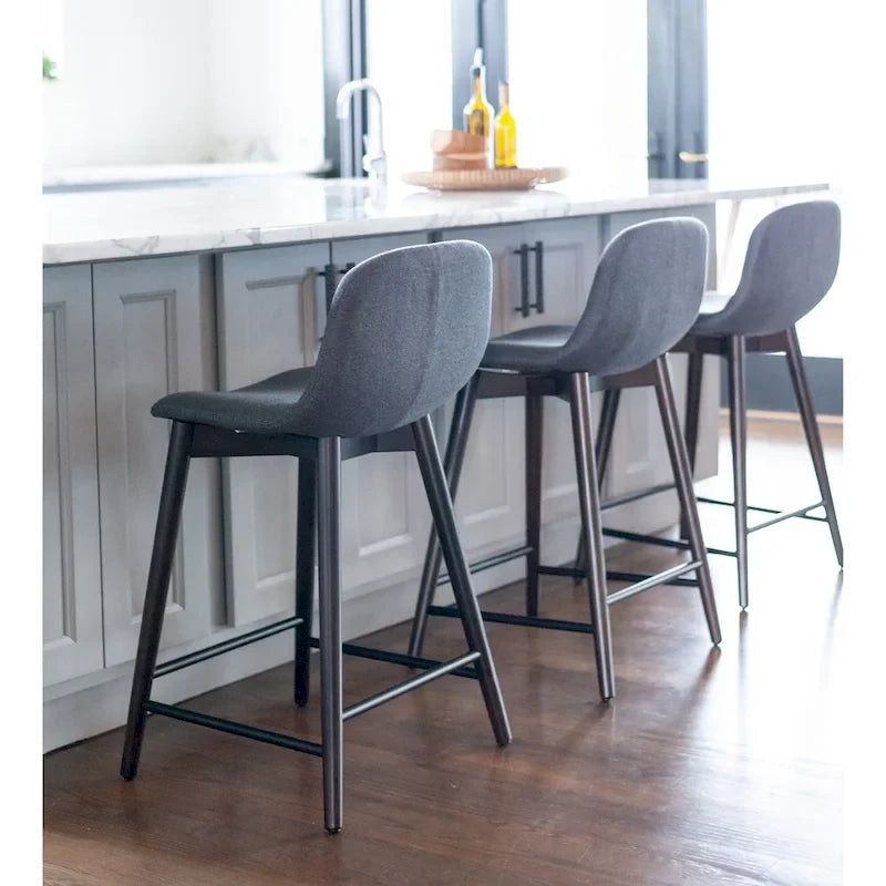 Tabouret de comptoir rembourré en bois massif avec repose-pieds par East at Main