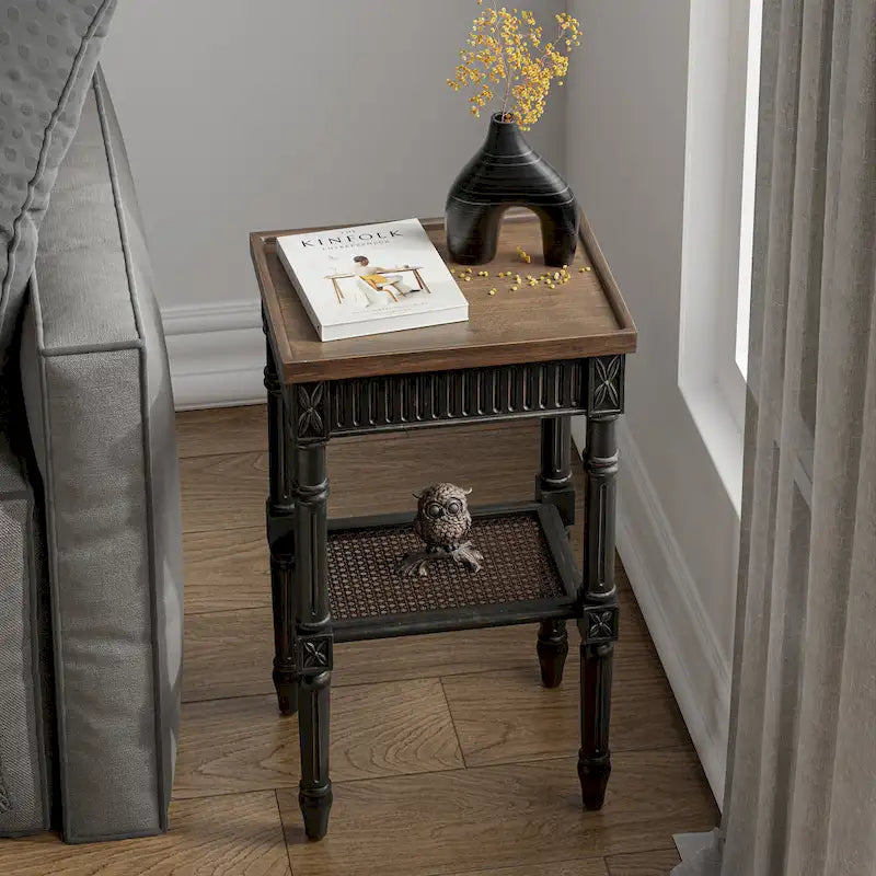 COZAYH Table d'appoint de style campagnard français patiné, plateau en espresso et étagère en osier tressé, décor bohème, rustique, de ferme