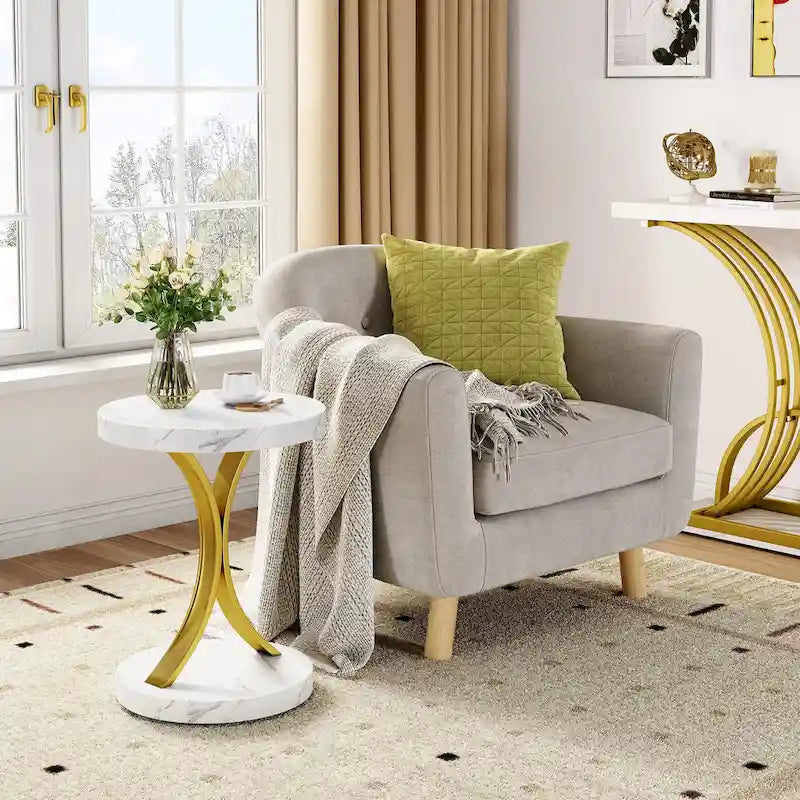 Table d'appoint ronde moderne dorée avec plateau en faux marbre blanc et cadre en métal doré