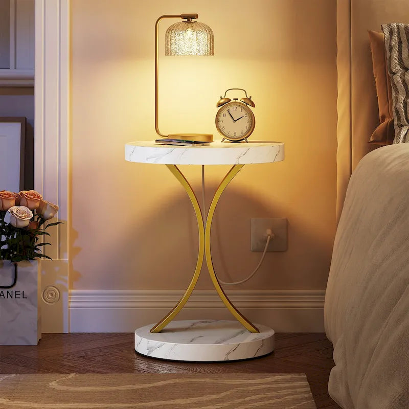 Table d'appoint ronde moderne dorée avec plateau en faux marbre blanc et cadre en métal doré