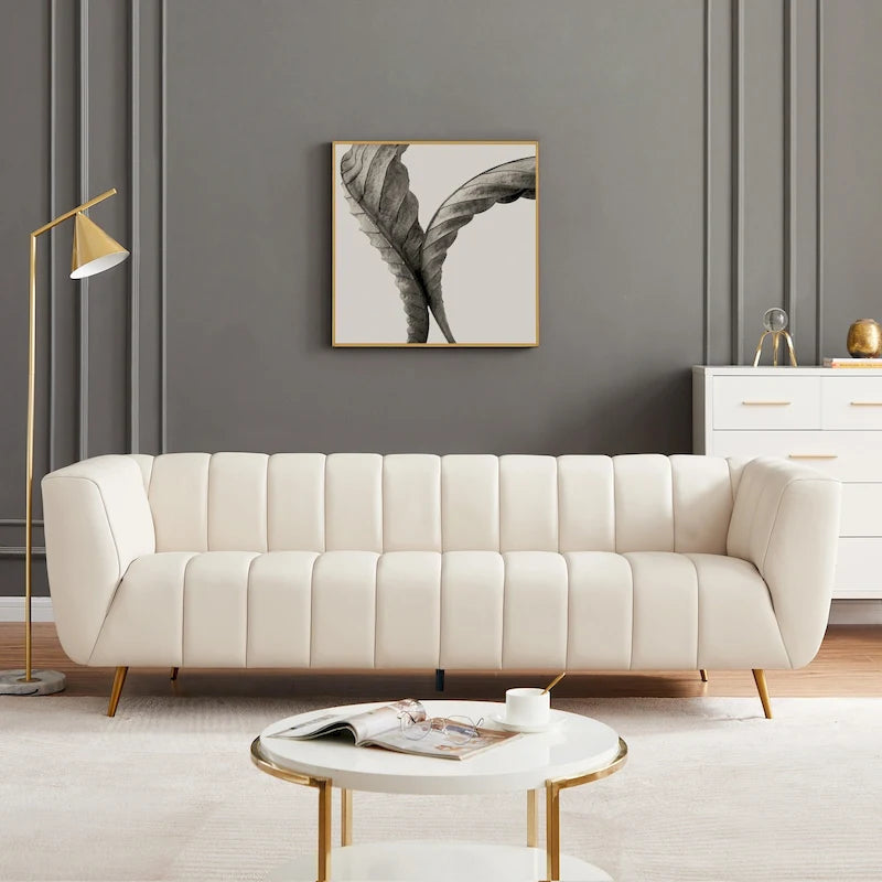 Canapé en cuir rembourré de style moderne du milieu du siècle Clovis de couleur crème