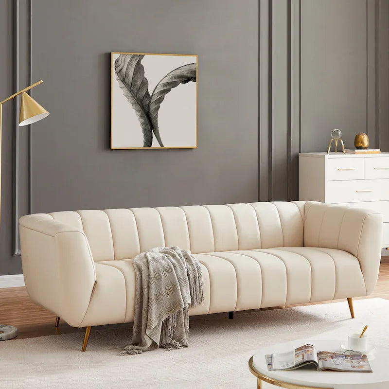 Canapé en cuir rembourré de style moderne du milieu du siècle Clovis de couleur crème