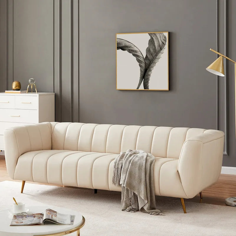 Canapé en cuir rembourré de style moderne du milieu du siècle Clovis de couleur crème