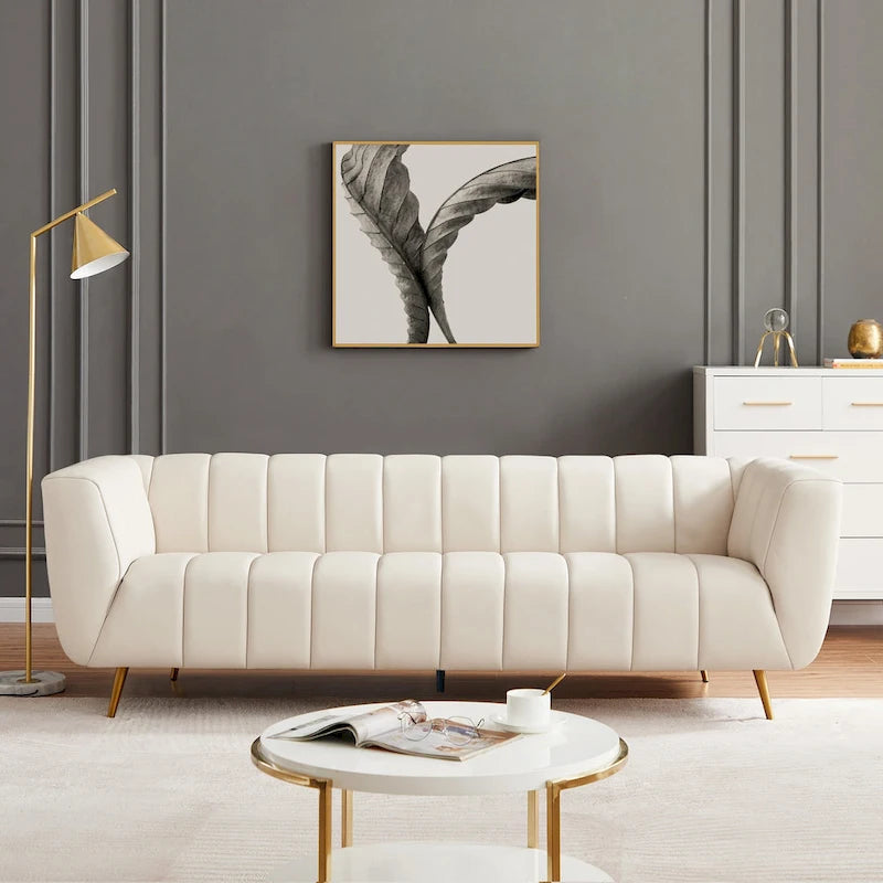 Canapé en cuir rembourré de style moderne du milieu du siècle Clovis de couleur crème
