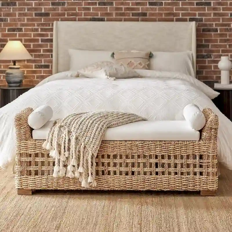 Banc de rangement Abel Boho Coastal en rotin avec design ajouré et pieds en bois massif par HULALA HOME