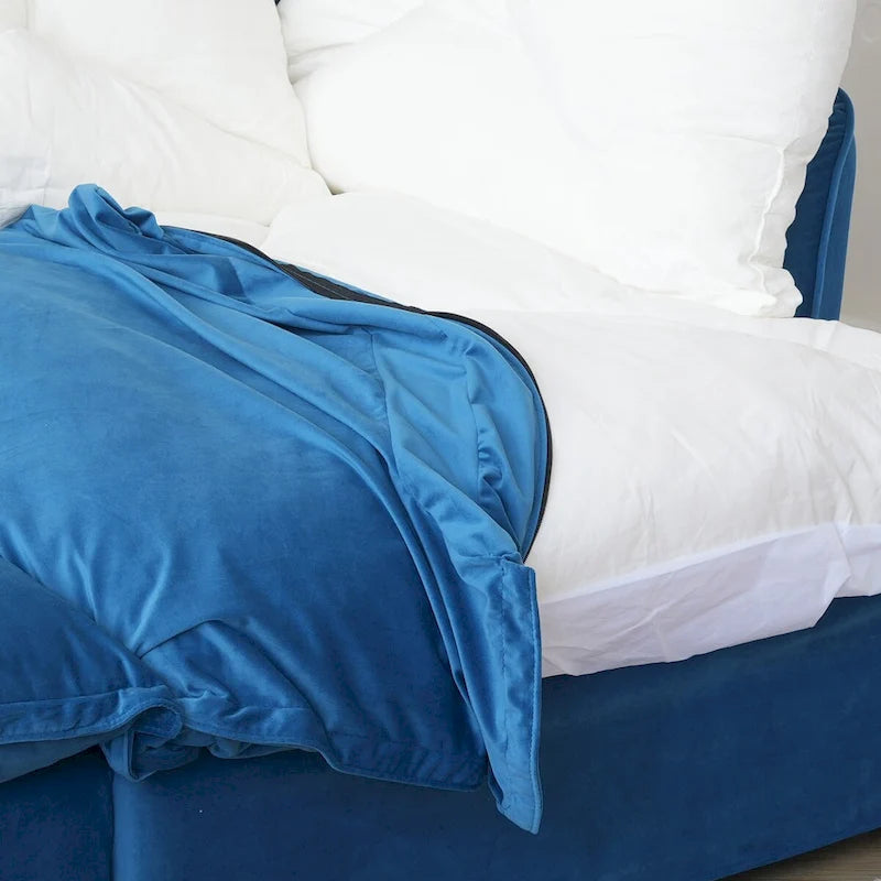 Canapé d'angle modulable en velours "Cloud" avec plumes et duvet, convertible et très large.