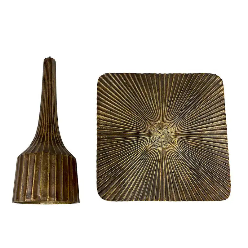 Table d'appoint de 45 cm, base cannelée décorative, plateau carré, finition laiton antique