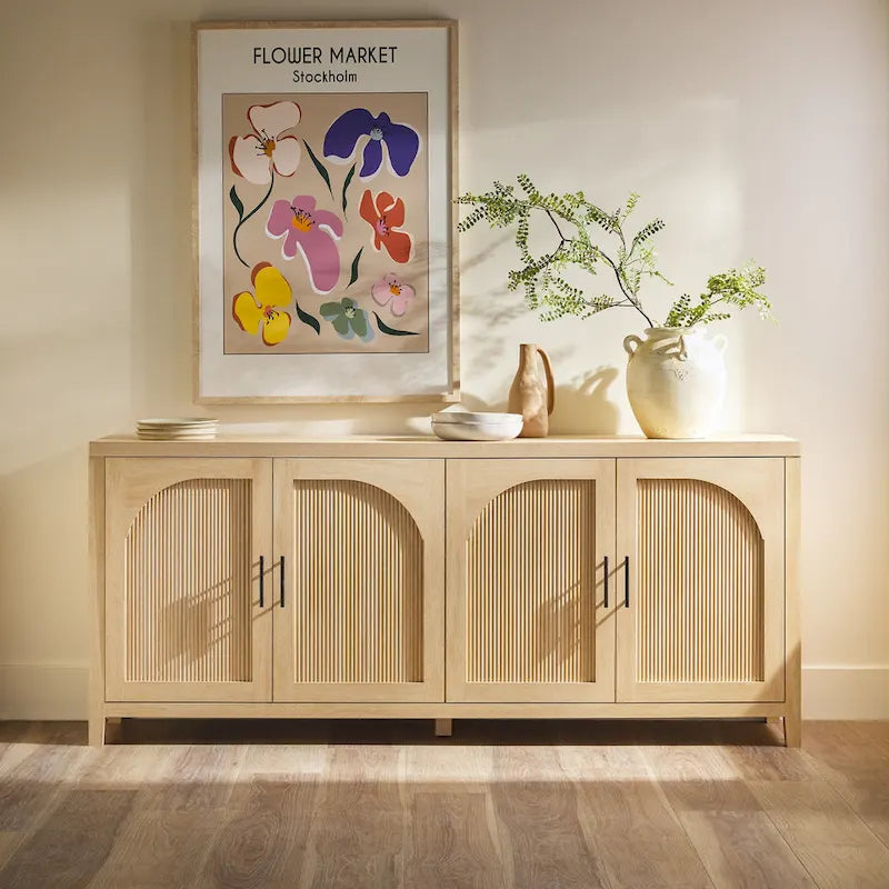 Buffet moderne Middlebrook de 70 pouces avec portes cannelées arquées