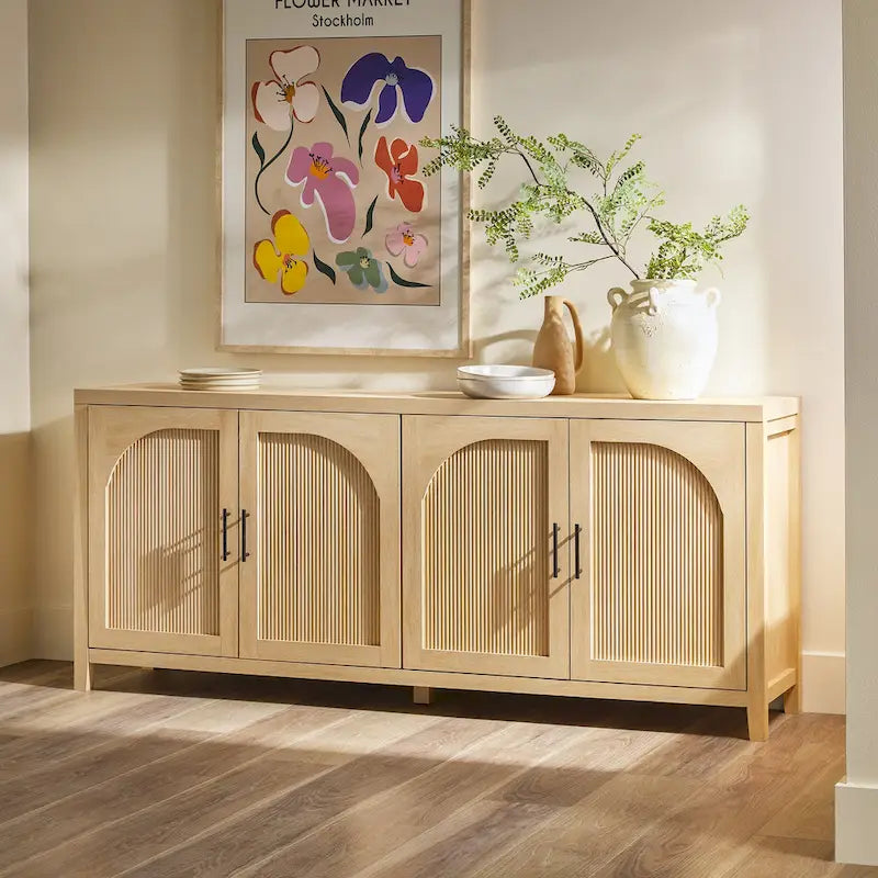 Buffet moderne Middlebrook de 70 pouces avec portes cannelées arquées