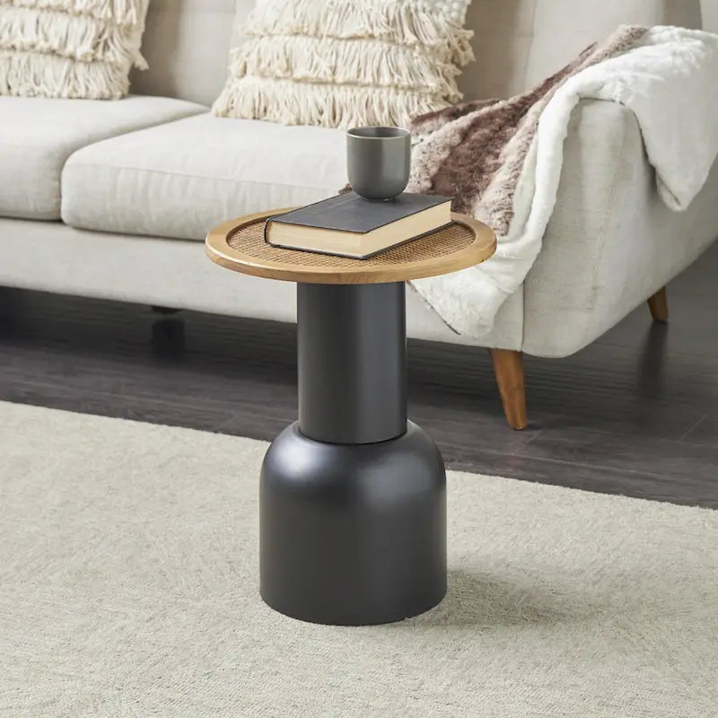 Table d'appoint ou de chevet piédestal fabriquée à la main en métal avec plateau en rotin marron - Noir - Roche River Decor